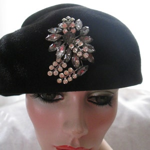 1950s&#39; Ladies BLACK Wool FELT HAT With Front Brooch by Deluxe Velour