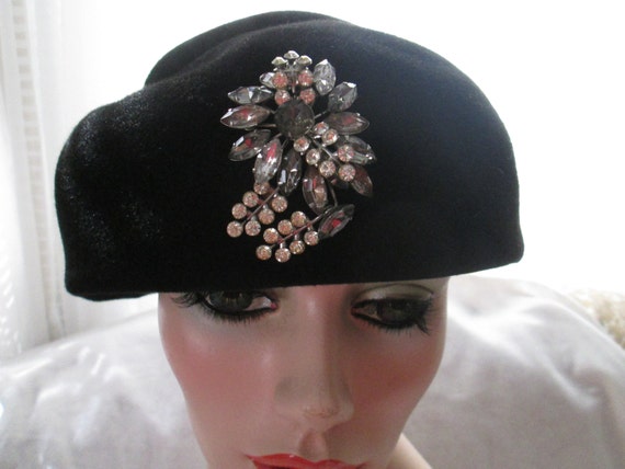 1950s' Ladies BLACK Wool FELT HAT With Front Broo… - image 1