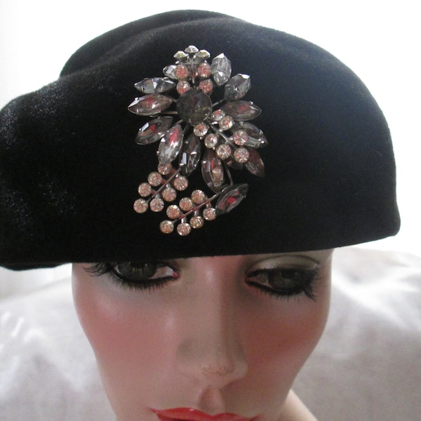 1950s' Ladies BLACK Wool FELT HAT With Front Brooch by Deluxe Velour