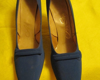 1960's Ladies Pointy Toe BLUE Man-Made Fabric PUMP By Air Step---Size 9 1/2 AAAA