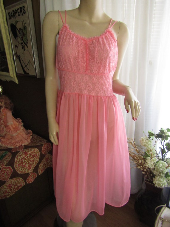 1950's/1960's Ladies PINK Nylon/LACE GOWN--- Size… - image 1