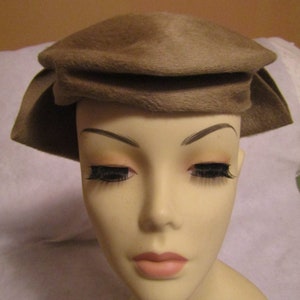 Vintage dunkle TAN Wolle / Filz HEAD TOPPER Hut mit großer Schleife von Wilma Rhea