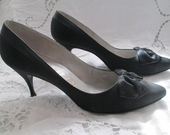 1960's BLACK Sateen PUMPS With Bow by DELMAN Paris/New York/London---Size 8 1/2AA