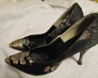 Vintage Ladies Black FLORAL SATIN PUMPS by Mandels---Size 7N