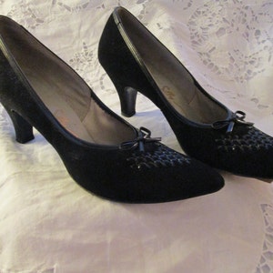 1950&#39;s BLACK SUEDE PUMPS By Selby---Size 9AAA