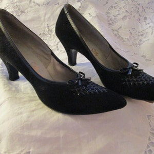 1950's BLACK SUEDE PUMPS By Selby---Size 9AAA