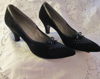 1950's BLACK SUEDE PUMPS By Selby---Size 9AAA