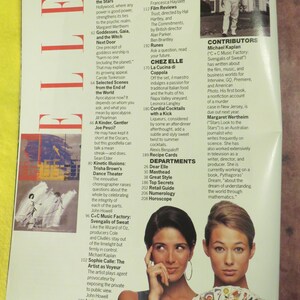 K&ouml;nnte beinhalten: Nahaufnahme einer Frau, die ein Kartenspiel h&auml;lt. Die Karten sind f&auml;cherf&ouml;rmig angeordnet und zeigen verschiedene Farben und Zahlen. Die Frau tr&auml;gt ein wei&szlig;es Hemd und hat lange, dunkle Haare.