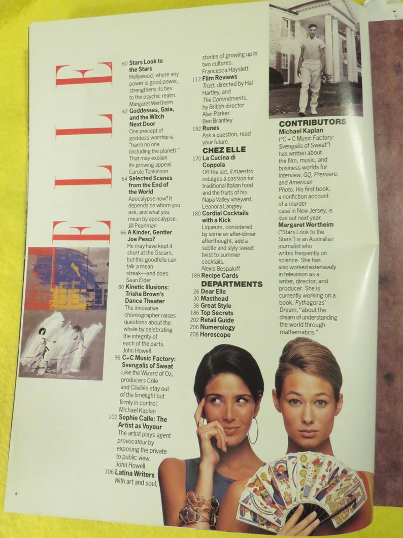 K&ouml;nnte beinhalten: Nahaufnahme einer Frau, die ein Kartenspiel h&auml;lt. Die Karten sind f&auml;cherf&ouml;rmig angeordnet und zeigen verschiedene Farben und Zahlen. Die Frau tr&auml;gt ein wei&szlig;es Hemd und hat lange, dunkle Haare.