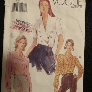 Może przedstawiać: Wzór szycia bluzki w trzech różnych stylach. Wzór pochodzi od Vogue Patterns i jest przeznaczony dla rozmiarów 8-10-12. Numer wzoru to 9994.