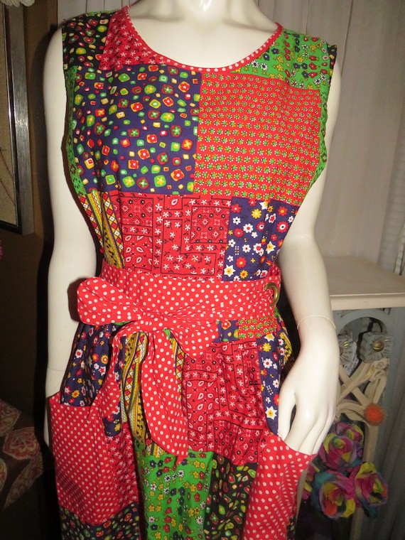 1970s' Colorful Patchwork-like Print PINAFORE/APR… - image 2