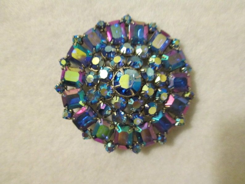 Vintage Round BLUE Iridescent Glass Stone BROOCH