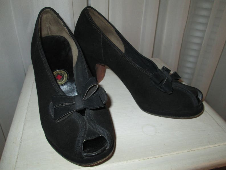 ladies black suede pumps