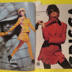 K&ouml;nnte beinhalten: Zwei Frauen pr&auml;sentieren Kleidung aus den Crisca Boutiques. Die Frau links tr&auml;gt eine gelbe karierte Jacke und einen Rock mit einem schwarzen Hut. Die Frau rechts tr&auml;gt eine rote Jacke und einen Rock mit einem schwarzen Schal. Der Text "CRISCA" steht in gro&szlig;en schwarzen Buchstaben auf der rechten Seite des Bildes.