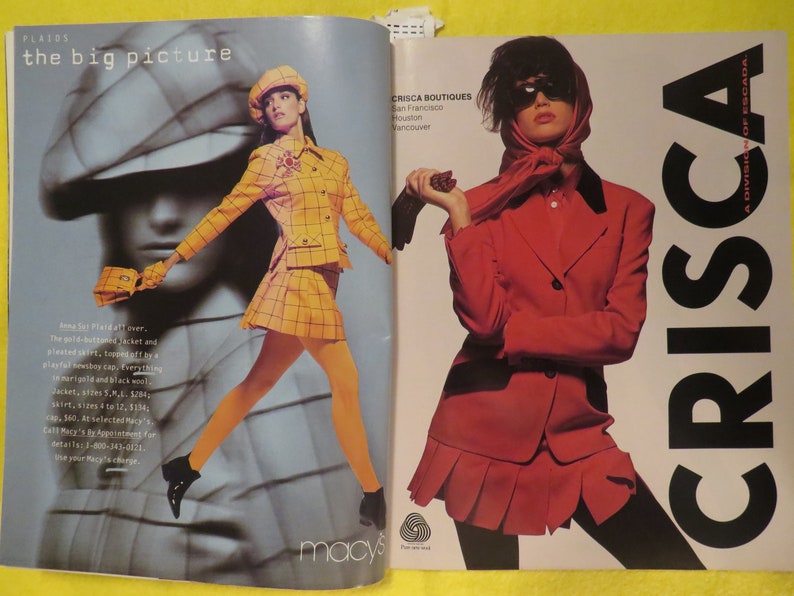 K&ouml;nnte beinhalten: Zwei Frauen pr&auml;sentieren Kleidung aus den Crisca Boutiques. Die Frau links tr&auml;gt eine gelbe karierte Jacke und einen Rock mit einem schwarzen Hut. Die Frau rechts tr&auml;gt eine rote Jacke und einen Rock mit einem schwarzen Schal. Der Text "CRISCA" steht in gro&szlig;en schwarzen Buchstaben auf der rechten Seite des Bildes.