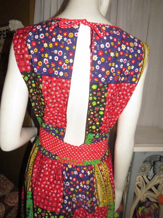 1970s' Colorful Patchwork-like Print PINAFORE/APR… - image 5