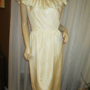 1960&#39;s Ladies CREAM Ruffled Collar Satin COCKTAIL DRESS--- No Label/Size