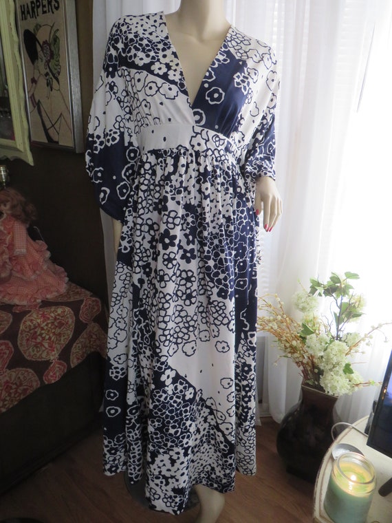 1960's/1970's Women's Dark BLUE/WHITE CAFTAN By Dy