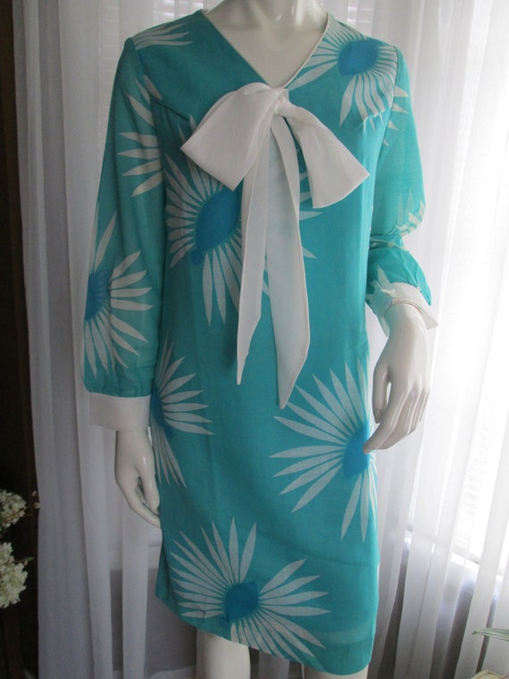 1960s' Teal/ White Long Sleeve V-Neck SHIFT-LIKE D