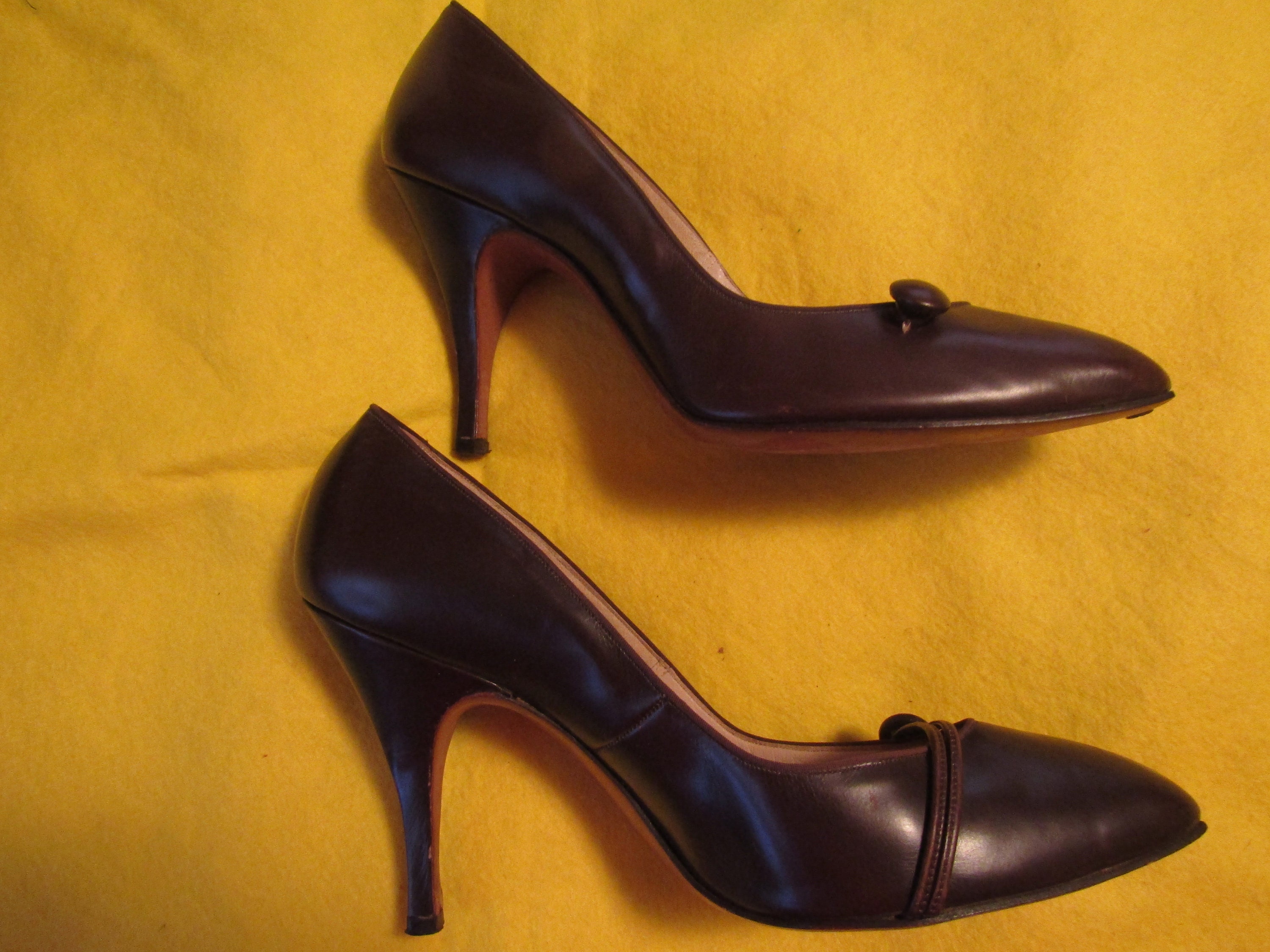 1960s' BROWN LEATHER PUMPS By Andrew Geller----Size 6 B