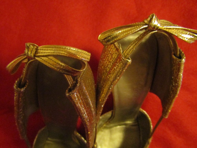 Magnin /& Co---Size 6 AA 1950/'s1960/'s Ladies GOLD La.me Pointy Toe PUMPS by J.Miller Shoes For I