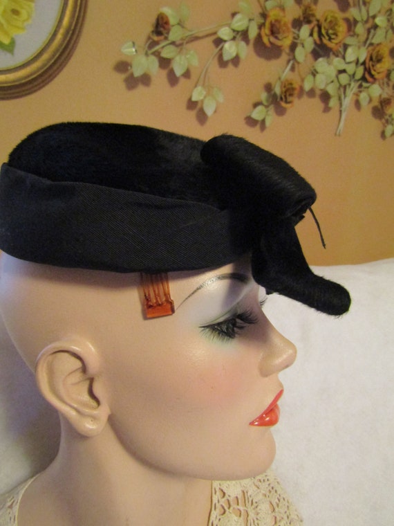 1940's Ladies BLACK Fuzzy Velour Fabric BOWED Hea… - image 7