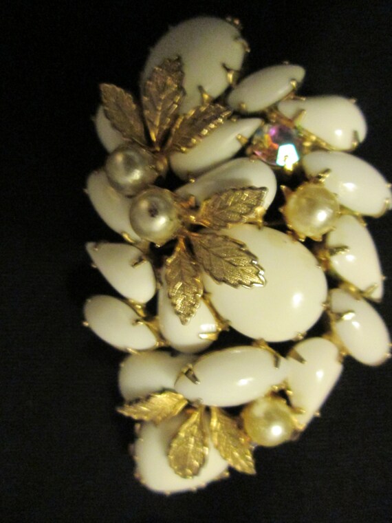 1950's Twin MILK-GLASS, White Pearls, Gold-tone L… - image 5