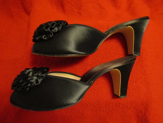 1950s' BLACK SATIN Curly Bow SLIPPERS by Daniel G… - image 3