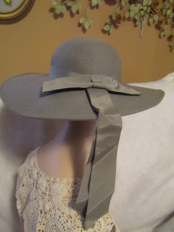 1950's Ladies Wool Wide Brim GRAY HAT With Band b… - image 4