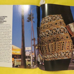 K&ouml;nnte beinhalten: Eine Nahaufnahme eines goldenen und schwarzen Rocks mit aufwendigen Stickereien und Verzierungen. Der Rock ist aus einem luxuri&ouml;sen Stoff gefertigt und weist eine Vielzahl von Texturen und Mustern auf. Der Rock ist ein Statement-St&uuml;ck, das perfekt f&uuml;r einen besonderen Anlass w&auml;re.