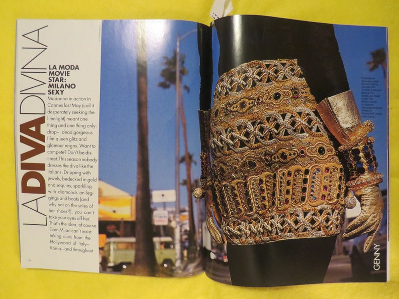 K&ouml;nnte beinhalten: Eine Nahaufnahme eines goldenen und schwarzen Rocks mit aufwendigen Stickereien und Verzierungen. Der Rock ist aus einem luxuri&ouml;sen Stoff gefertigt und weist eine Vielzahl von Texturen und Mustern auf. Der Rock ist ein Statement-St&uuml;ck, das perfekt f&uuml;r einen besonderen Anlass w&auml;re.