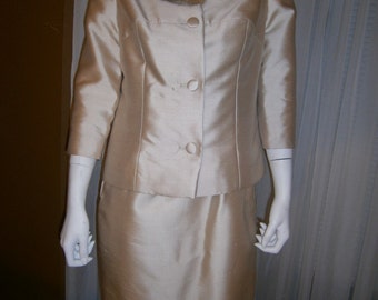 1960's No Label Women's Tan Colored Shantung Silk Suit With Mink Collar
