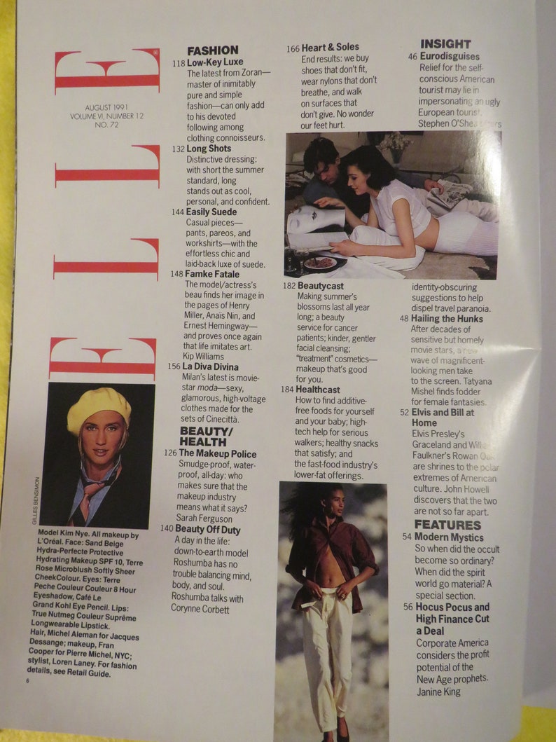 K&ouml;nnte beinhalten: Eine Magazin-Seite mit Mode- und Beauty-Tipps. Die Seite enth&auml;lt Artikel &uuml;ber dezente Mode, lange Aufnahmen, leichtes Wildleder, Famke Fatale, La Diva Divina, die Makeup-Polizei, Beauty Off Duty, Herz und Sohlen, Beautycast, Healthcast, Eurodisguises, Hailing the Hunks, Elvis und Bill zu Hause, moderne Mystiker und Hocus Pocus und ein Deal.