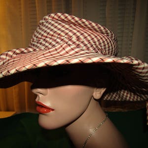 1950&#39;s Ladies Pink/Gray/Black/Beige PLAID Wide Brim FABRIC HAT by De Frees of Hollywood