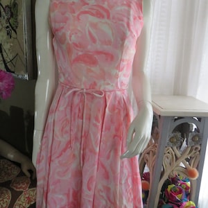 Vestido rosa y blanco con falda plisada sin mangas de los años 50 (sin etiqueta ni talla)