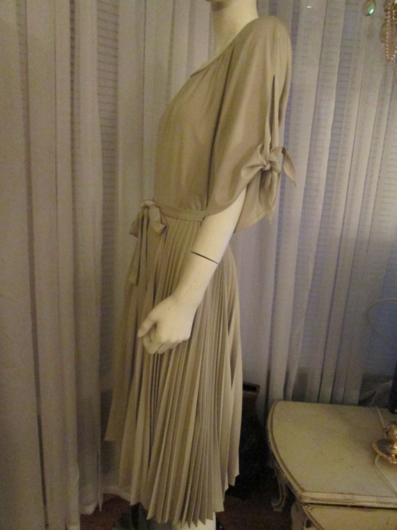 1970's TAN PLEATED Skirt DRESS-----No Label/Size … - image 2