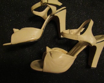 1940's/1950's BEIGE LEATHER Knotted Peep Toe Sandal HEELS by Polly---Size 7