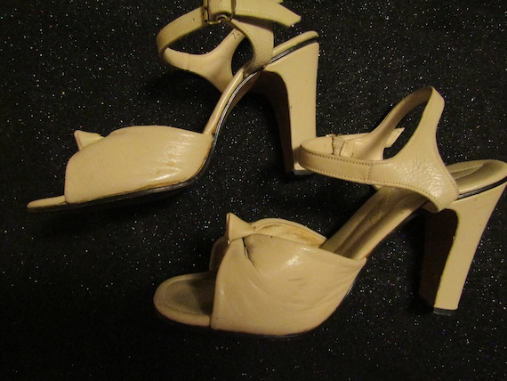 1940's/1950's BEIGE LEATHER Knotted Peep Toe Sand… - image 1