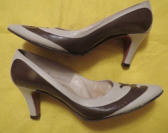 Vintage Two-Tone BROWN/CREAM Leather PUMPS By Johansen---Size 6B