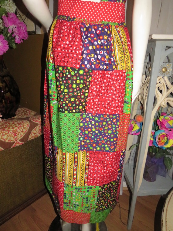 1970s' Colorful Patchwork-like Print PINAFORE/APR… - image 10
