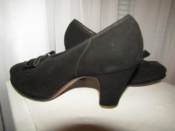 1940s' Ladies Peep BLACK SUEDE PUMPS by United St… - image 4