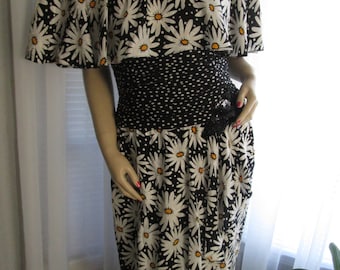 1980s' Slightly Fitted DAISEY Print Cape Top DRESS---No Label/Size 10