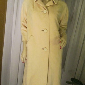 1960s&#39; WOW SOPHISTICATED Petite of Calif. Butter/Cream Colored Wool Ladies COAT