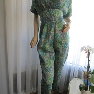 1950er Jahre &#39;Jay Anderson ABSTRAKT Druck Grn / Grau / Blau SEIDE JUMPSUIT mit Schärpe Gürtel --- Keine Größe