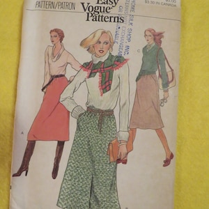 Op de afbeelding: Een vintage naaipatroon voor een rok, met drie verschillende stijlen. Het patroon is van Very Easy Vogue Patterns en is maat 24. Het patroon is gedrukt op een witte achtergrond met zwarte tekst en illustraties.