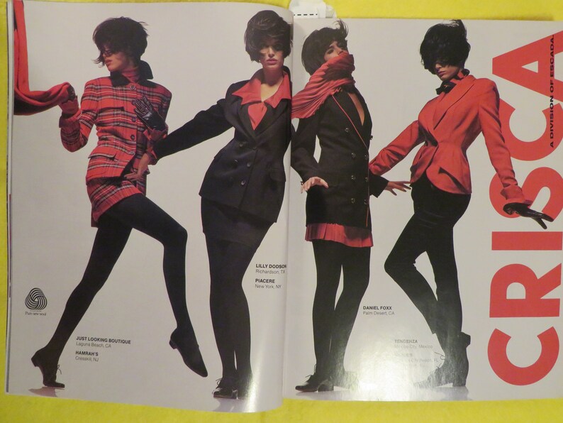 K&ouml;nnte beinhalten: Drei Frauen tragen verschiedene Jacken- und Rockmodelle. Die Frau links tr&auml;gt eine rot-schwarze karierte Jacke und einen Rock. Die Frau in der Mitte tr&auml;gt einen schwarzen Blazer und einen roten Rock. Die Frau rechts tr&auml;gt einen roten Blazer und eine schwarze Hose. Der Text "CRISCA" ist im Hintergrund sichtbar.