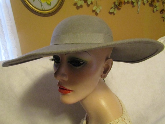 1950's Ladies Wool Wide Brim GRAY HAT With Band b… - image 3