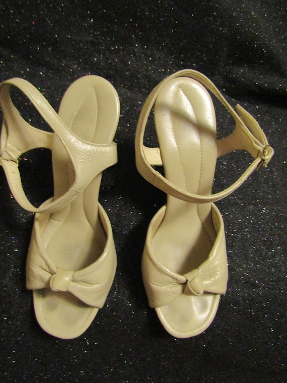 1940's/1950's BEIGE LEATHER Knotted Peep Toe Sand… - image 2