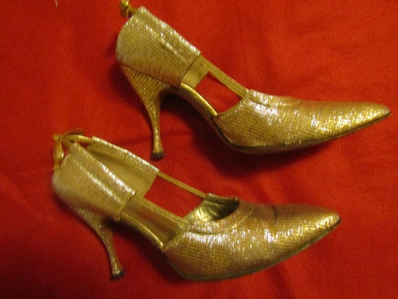 1960's Ladies GOLD Lame Pointy Toe PUMPS by J.Mil… - image 3