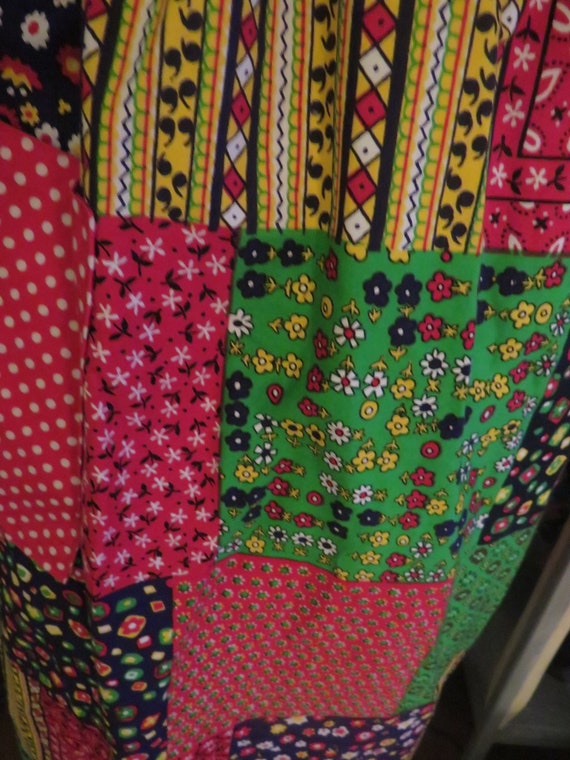 1970s' Colorful Patchwork-like Print PINAFORE/APR… - image 8
